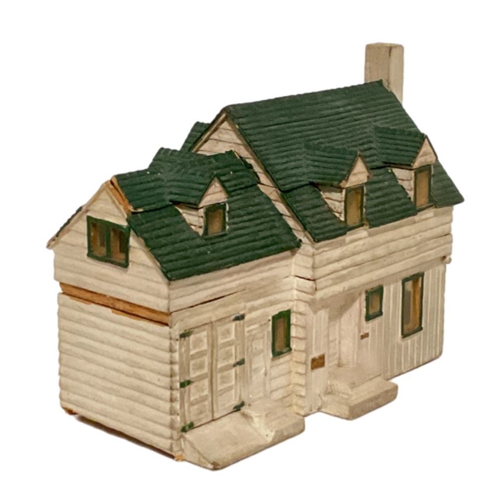 Miniature House - Painted Wood Clapboard 2 Story - Amazing Detail - Picture 9 of 12